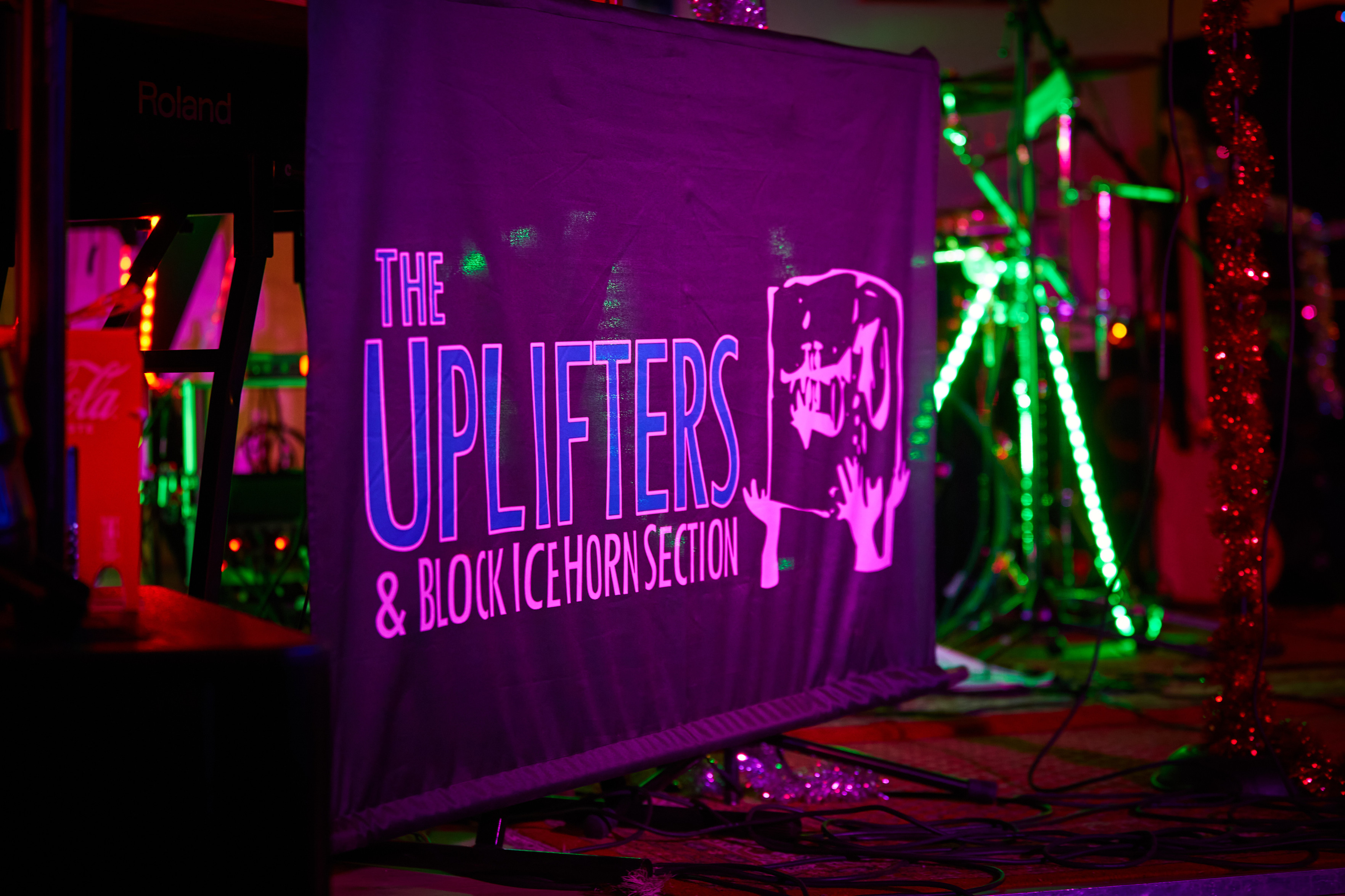 Ein Foto von der Bühne unseres Konzertes am letzten Samstag. Man sieht unser Banner was am Keyboardständer hängt.

The Uplifters & Block Ice Horn Section